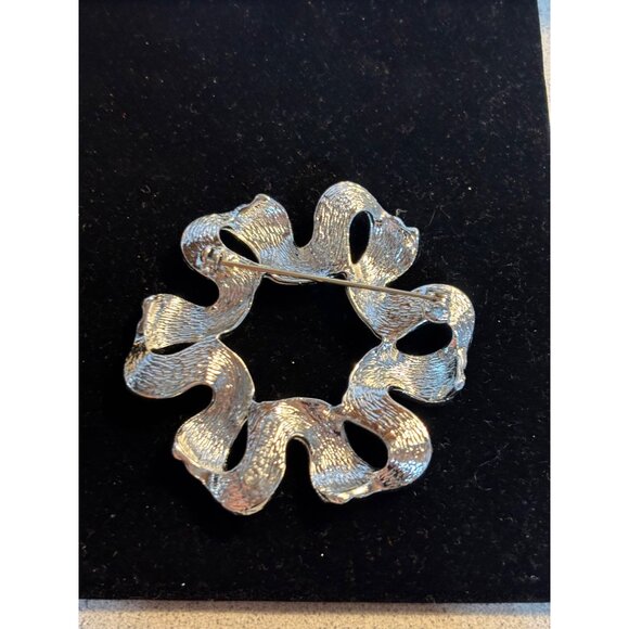 Vintage Silver-Tone Textured & Ribbed Brooch Pin With Wavy Openwork Design - Picture 4 of 8